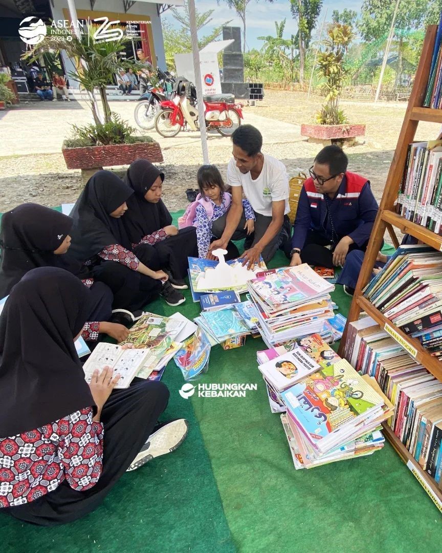 Hutama Karya Donasi 500 Buku, Motor dan Laptop ke Desa Pasuruan Lamsel