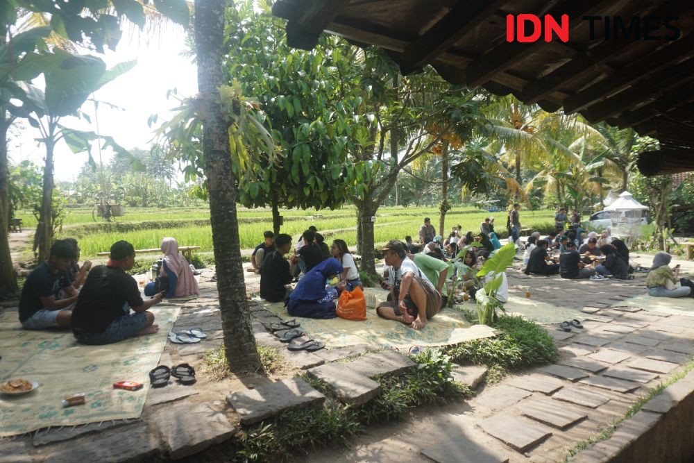 Jokowi Santap Sayur Lodeh dan Telur Krispi di Kopi Klotok