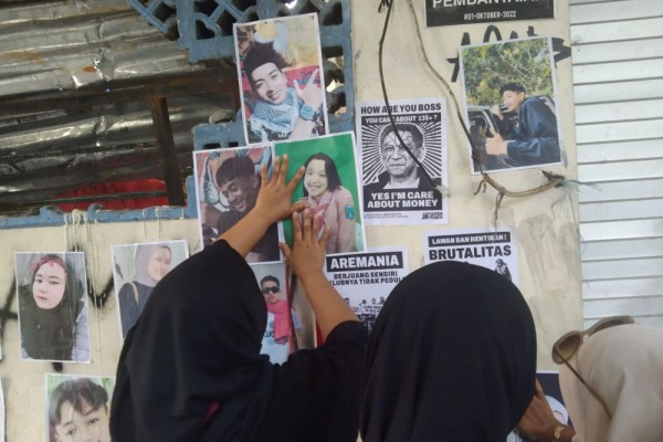 Keluarga Korban Lakukan Aksi di Gate 13 Stadion Kanjuruhan