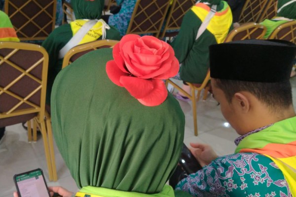 Unik, CJH Asal Lamongan Berhaji dengan Bunga Mawar di Kepala