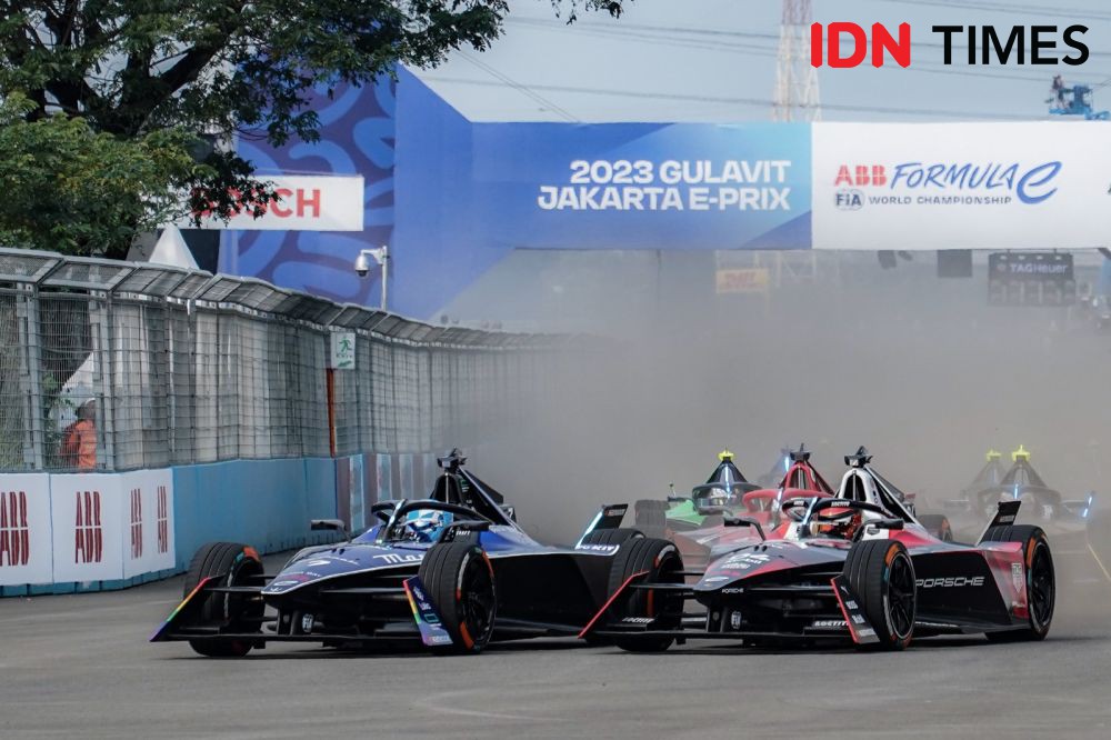 Keseruan Formula E Jakarta 2023 seri pertama, Sabtu (3/6/2023), ternyata bukan hanya di balapan. Ribuan penonton berhasil di bius oleh performa apik dari disc jockey (DJ
