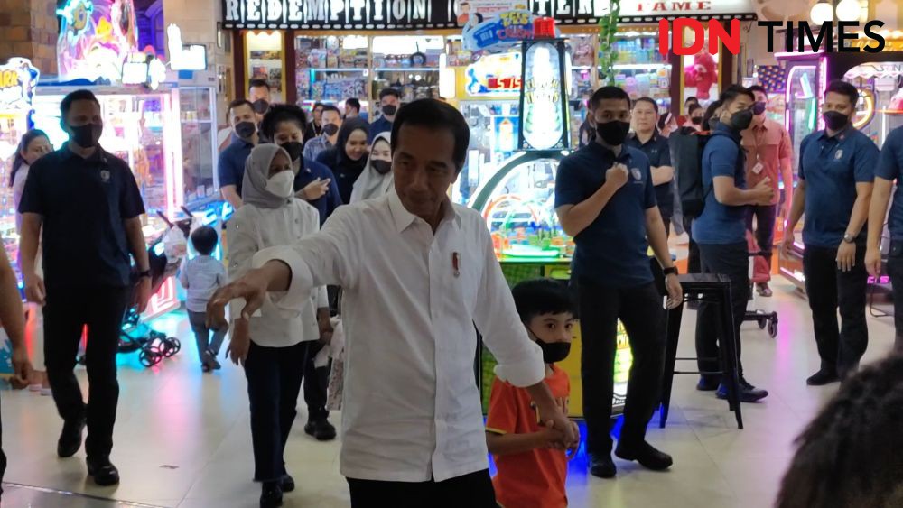 Libur Akhir Pekan di Solo, Jokowi Ajak Cucu Main ke Mal, Sapa Warga