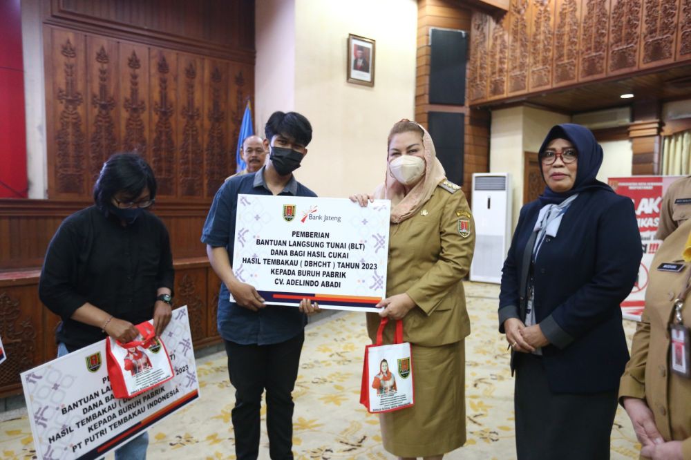 1.666 Buruh Pabrik Rokok di Semarang Terima BLT Dana Bagi Hasil Cukai 