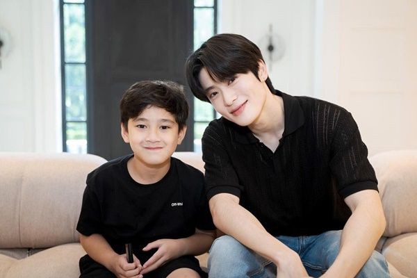8 Potret Rafathar Foto Bareng Publik Figur Dunia, Terbaru Alan Walker
