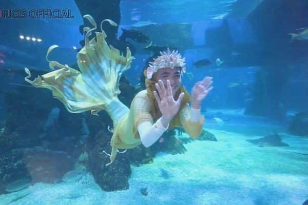7 Potret Ria Ricis Berenang di Akuarium Raksasa, Bak Putri Duyung