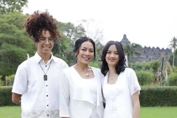 7 Potret Dee Lestari Rayakan Waisak di Borobudur Bersama Kedua Anaknya