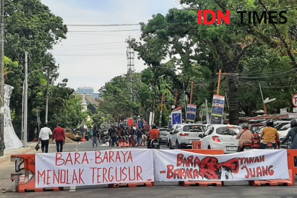 Warga Bara-Baraya Demo Menolak Penggusuran di Depan PN Makassar