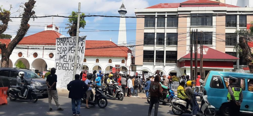 Warga Bara-Baraya Demo Menolak Penggusuran di Depan PN Makassar