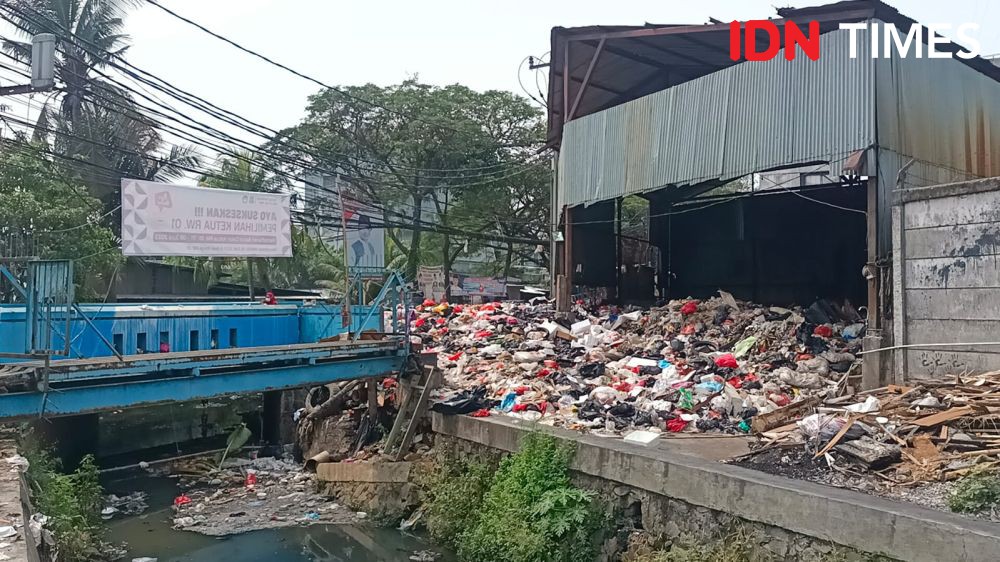 Jorok! Tumpukan Sampah di Cipondoh Kota Tangerang Ini Bikin Macet