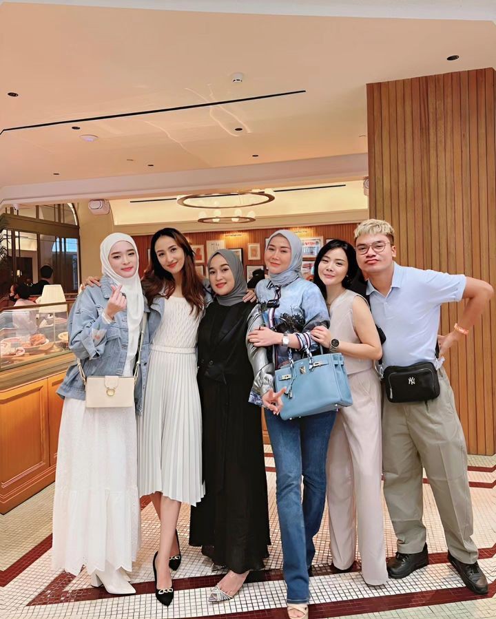 7 Potret Inara Rusli Dan Genk Glowing, Semuanya Cetar