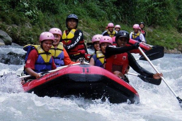 Rafting di Sungai Ciberang, Menantang dan Pacu Adrenalin