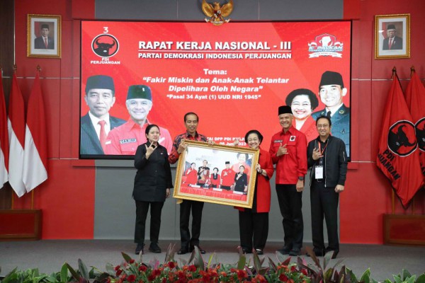 Kala Megawati Berikan Foto Deklarasi Ganjar di Batutulis kepada Jokowi