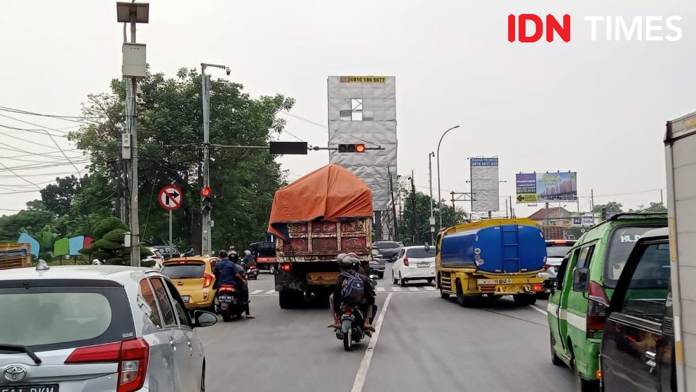 Truk Tanah Berkeliaran di Luar Jam Operasional Kota Tangerang