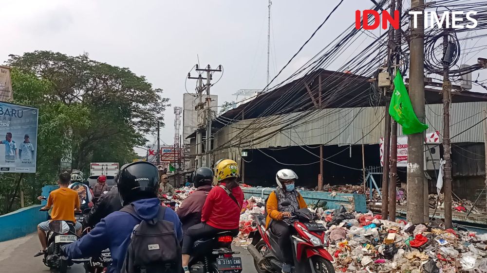 Jorok! Tumpukan Sampah di Cipondoh Kota Tangerang Ini Bikin Macet