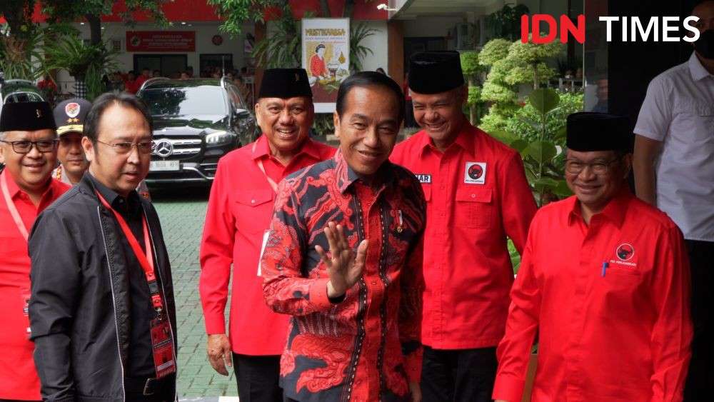 Momen Megawati Rapikan Kopiah Ganjar Di Rakernas III PDIP