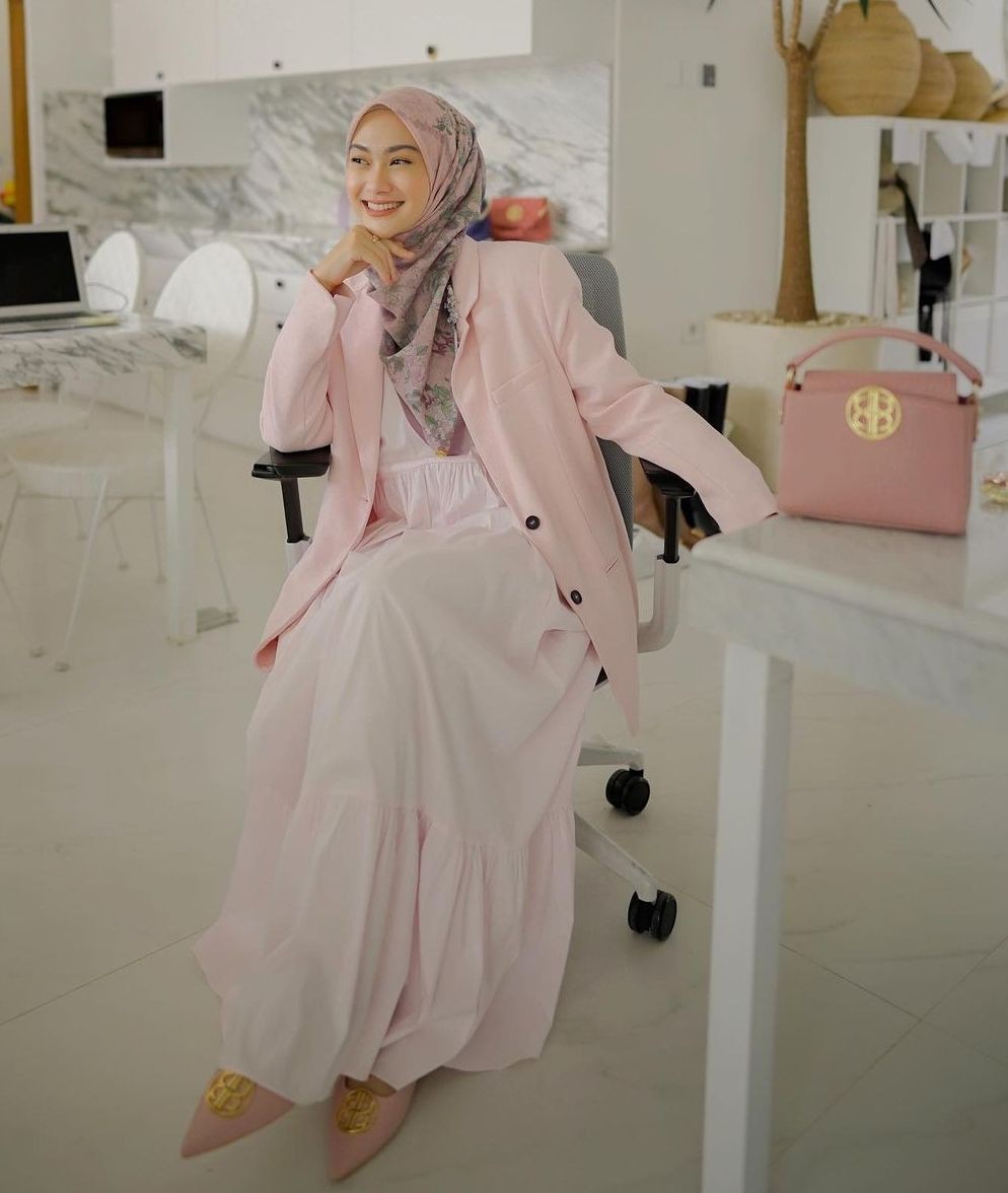 10 Inspirasi Gaya Hijab Santun Pakai Outer Stylish Maksimal