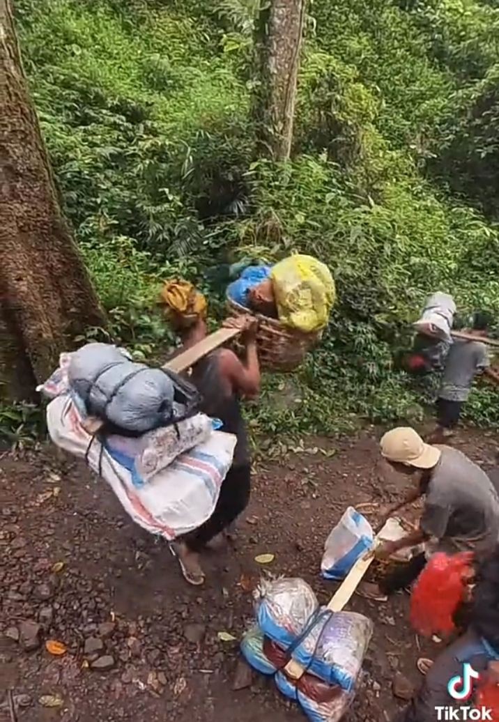 Viral! Turis Asing Sewa Porter dan Guide Bersihkan Sampah di Rinjani