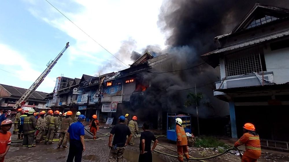 Satu Orang Tewas Dalam Kebakaran Ruko Pasar Caringin Bandung