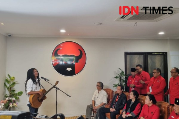 Senyum Mega saat Terima Lagu Ganjar Siji Ganjar Kabeh dari Encik