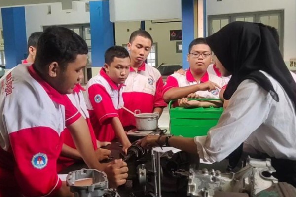 Raih Cumlaude di UNY, Priti Dobrak Stereotip Dunia Otomotif