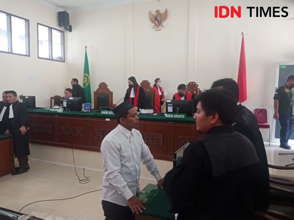 Perdana, Terdakwa Pembunuh Eks DPRD Langkat Hadir di Persidangan