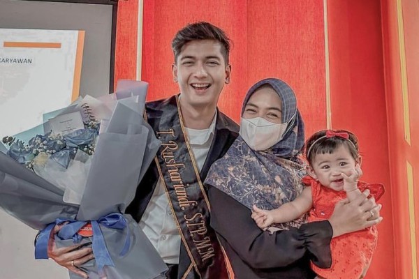 7 Potret Kelulusan S2 Teuku Ryan, Ceria Didampingi Ria Ricis dan Moana