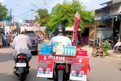10 Potret Kocak Difoto dari Belakang, Bikin Diam-diam Ketawa