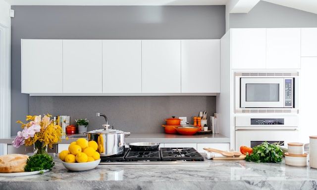 5 Tips Memilih Meja Dapur yang Tepat untuk Memasak di Rumah