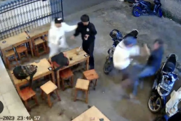 Asyik Nongkrong di Warkop, Pemuda di Bekasi Diserang 2 Pria