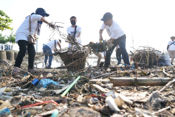 Duh! 1,7 Ton Sampah Cemari Pantai Tirang Semarang, 75 Persen Plastik