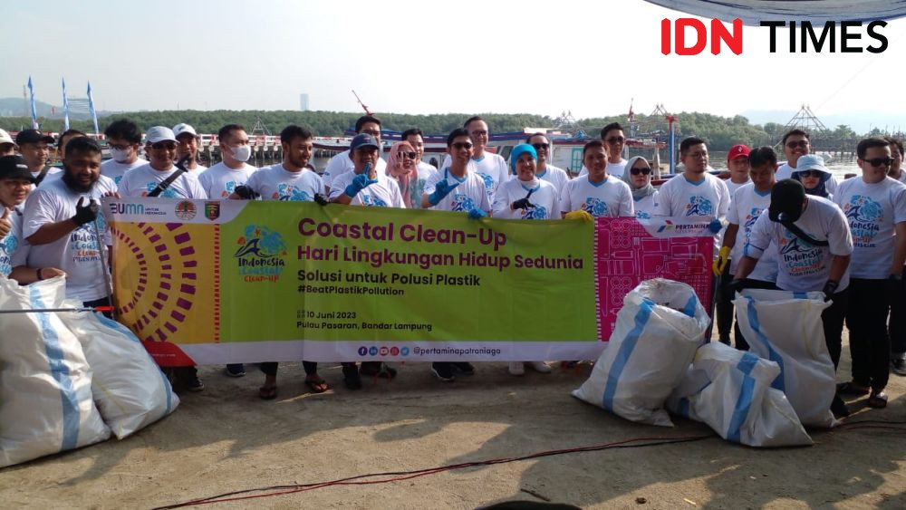 Pertamina Berpartisipasi Coastal Cleanup di Pulau Pasaran