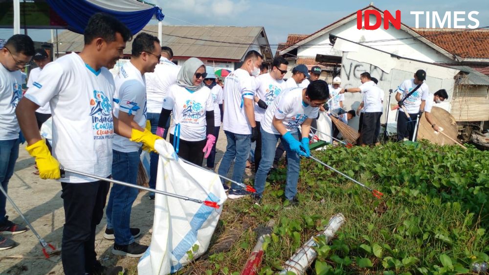Pertamina Berpartisipasi Coastal Cleanup di Pulau Pasaran