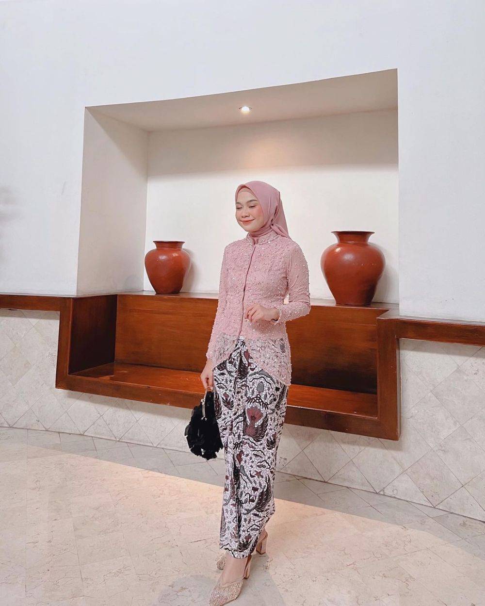 14 Outfit Brokat Kondangan Warna Pink Yang Elegan Dan Simple