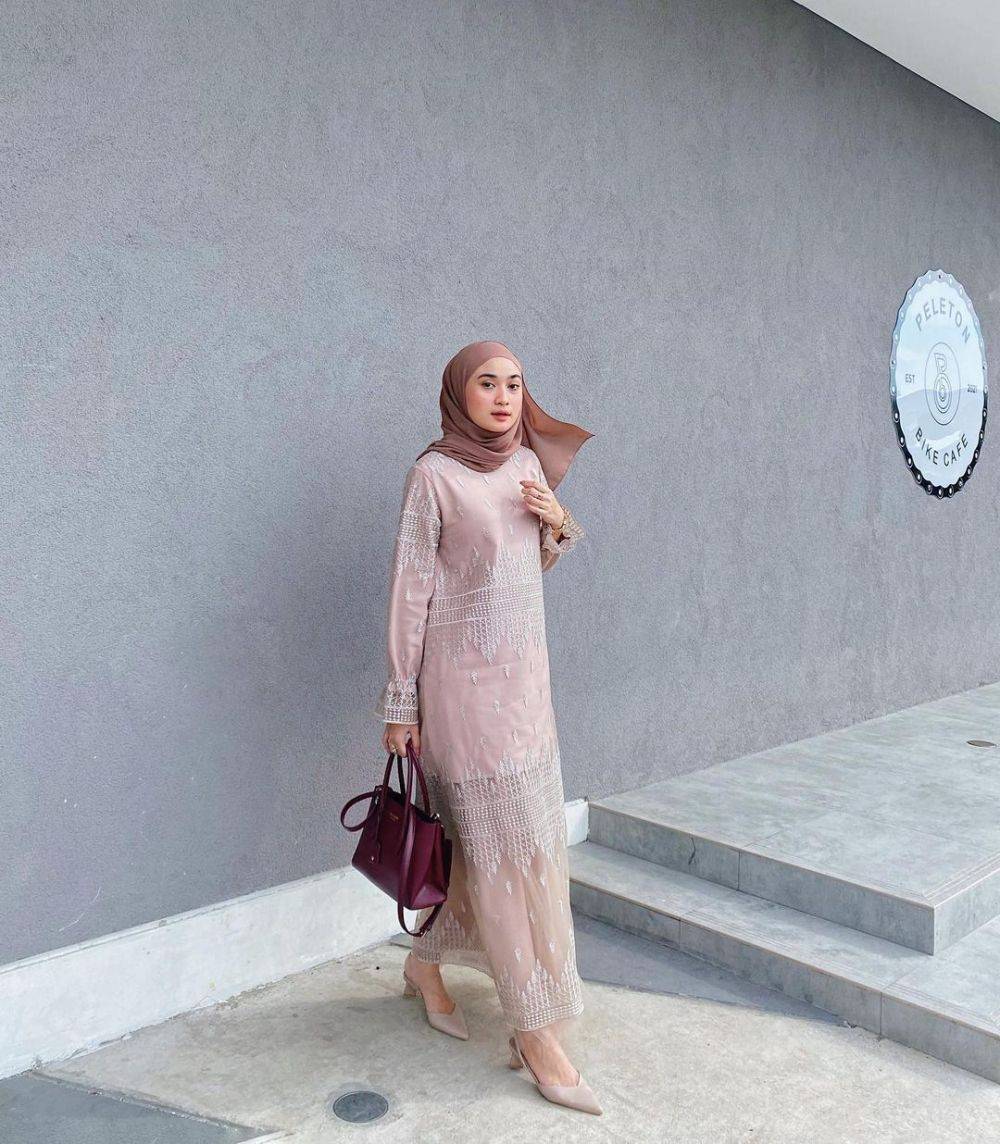 14 Outfit Brokat Kondangan Beragam Warna Yang Mudah Ditiru