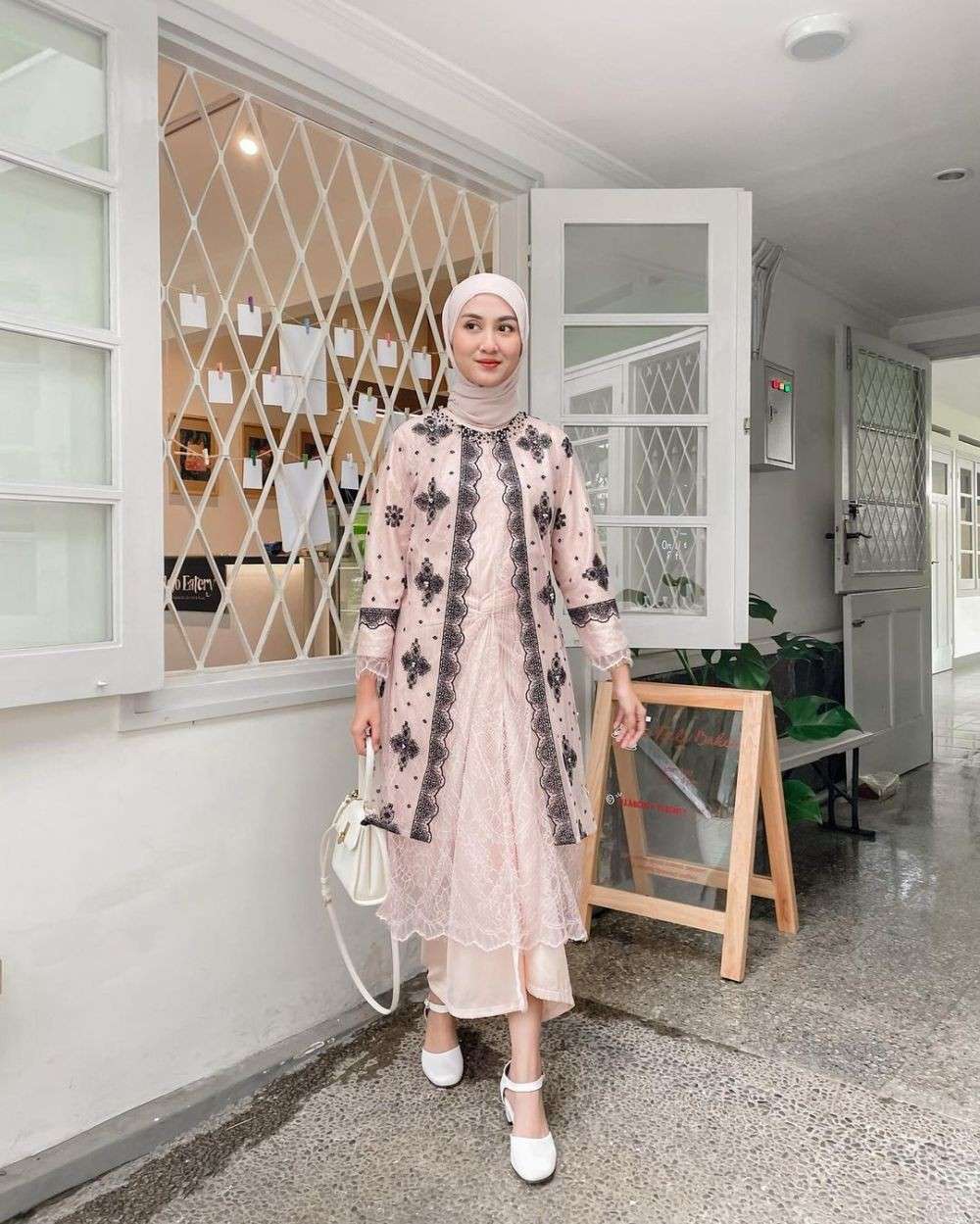 14 Outfit Brokat Kondangan Warna Soft Yang Mudah Ditiru