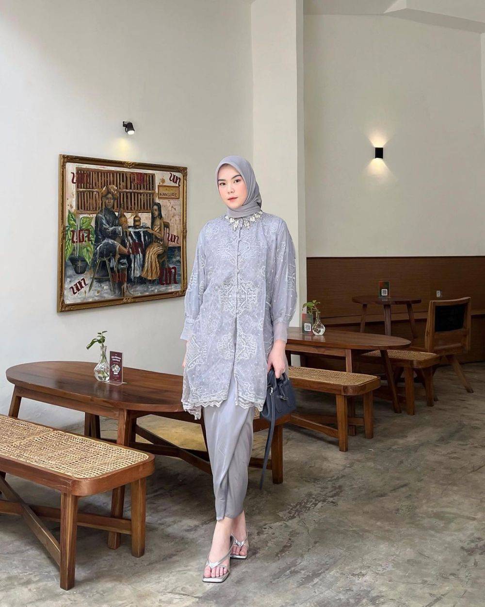 14 Outfit Brokat Kondangan Warna Soft Yang Mudah Ditiru