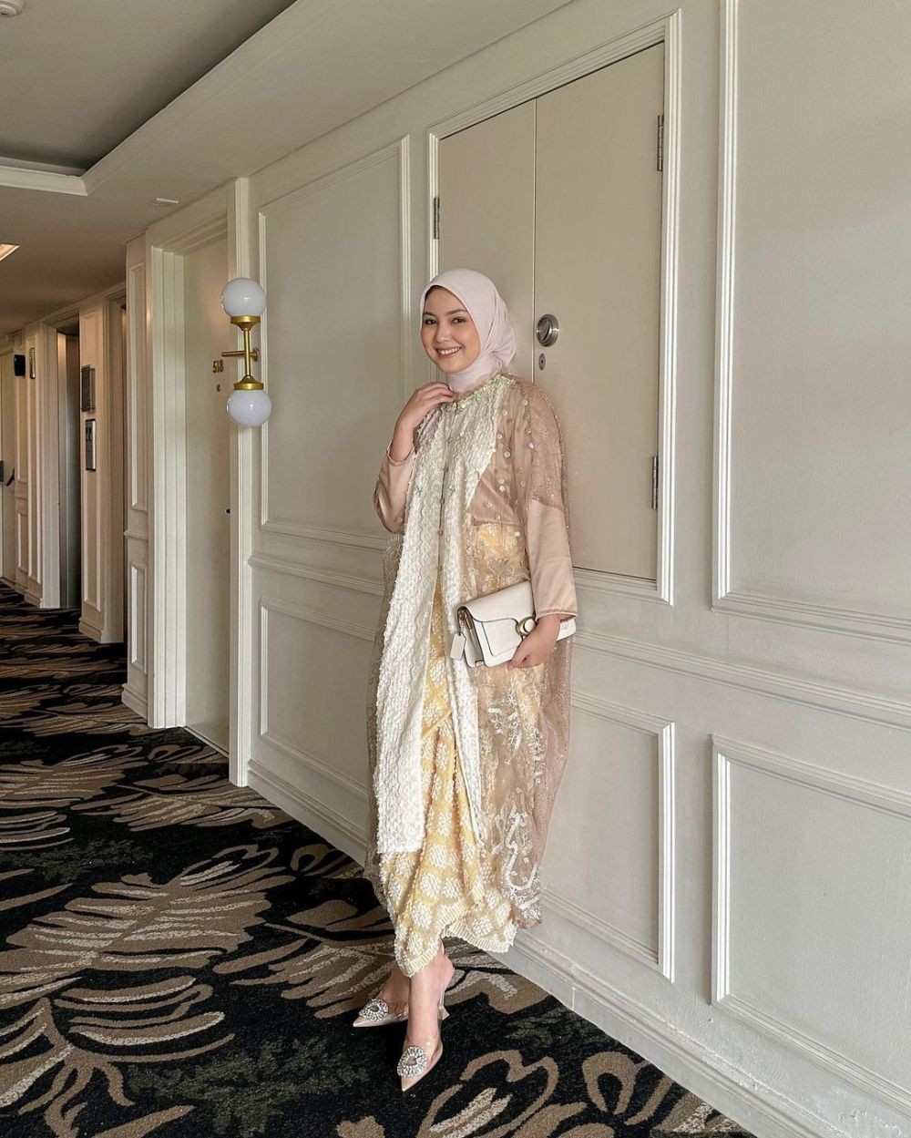 14 Outfit Brokat Kondangan Warna Soft Yang Mudah Ditiru