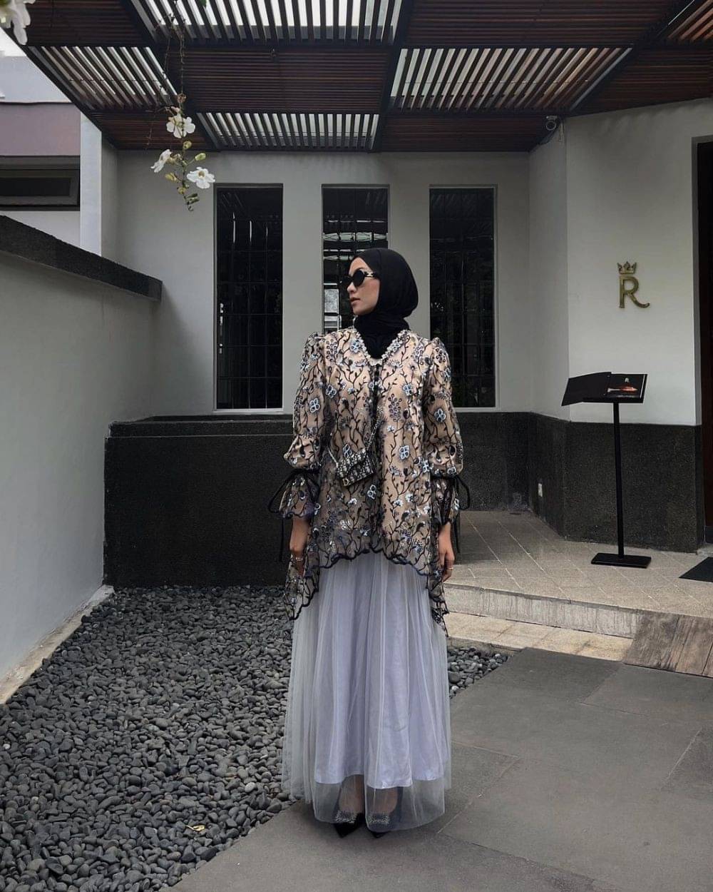 14 Outfit Brokat Kondangan Beragam Warna Yang Mudah Ditiru