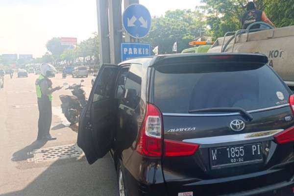 Mobil Tabrak JPO Wonokromo, Polisi: Sopir Gak Konsen