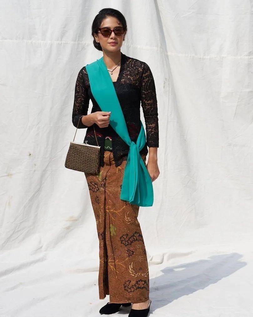 14 Outfit Brokat Kondangan Berwarna Gelap Yang Elegan