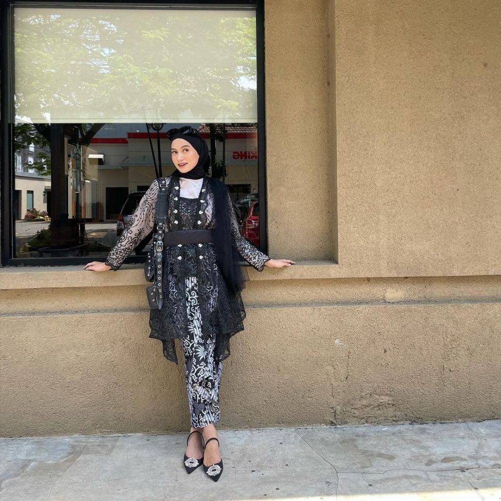 14 Outfit Brokat Kondangan Berwarna Gelap Yang Elegan