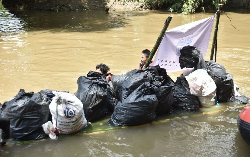 Gebers Ajak Komunitas dan Warga Kutip Sampah di Sungai Deli