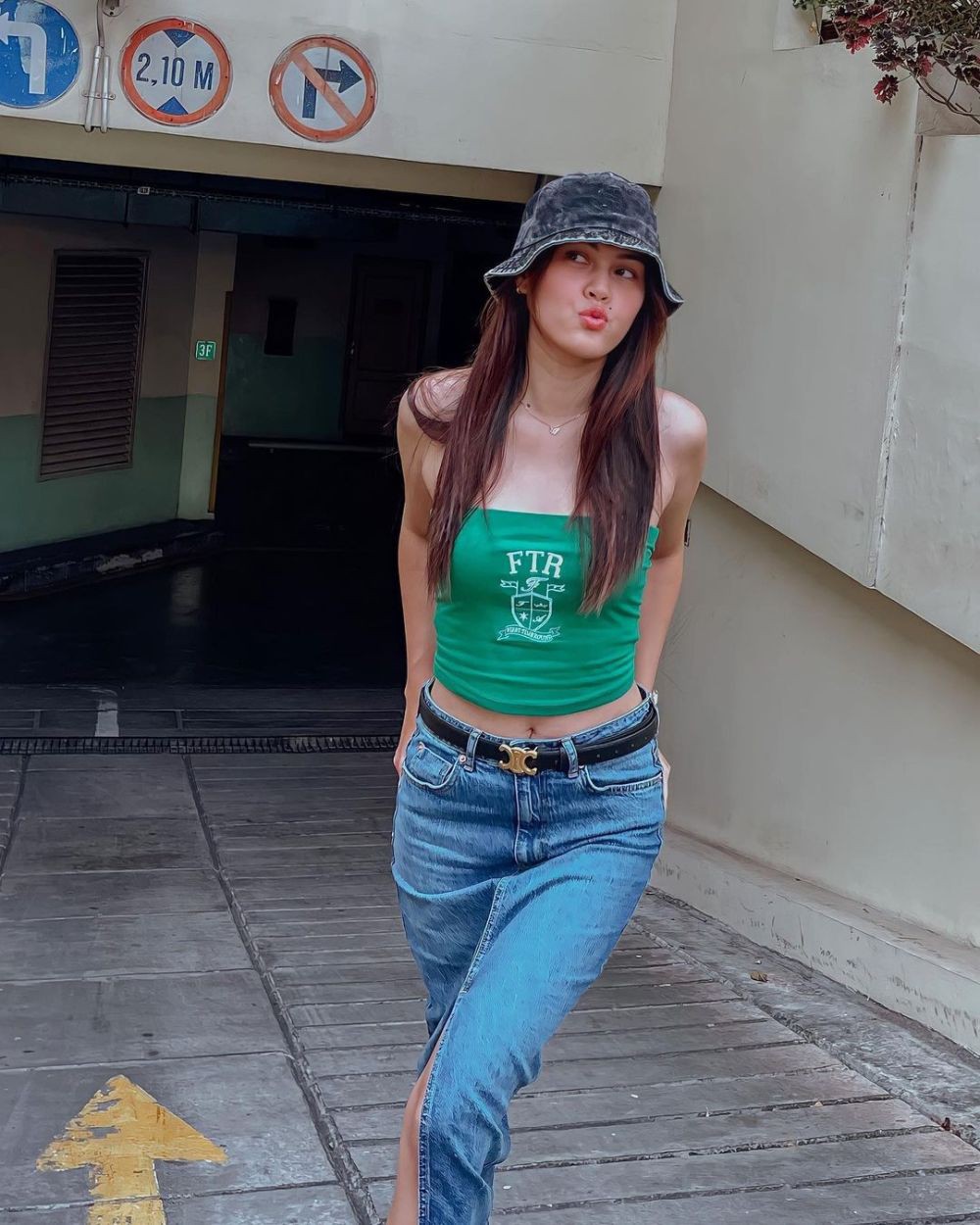 10 inspirasi outfit pakai topi ala jessica iskandar