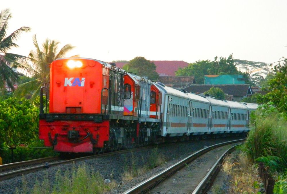 Brak! Kereta Penumpang Hantam Truk di Perlintasan Lampung Utara