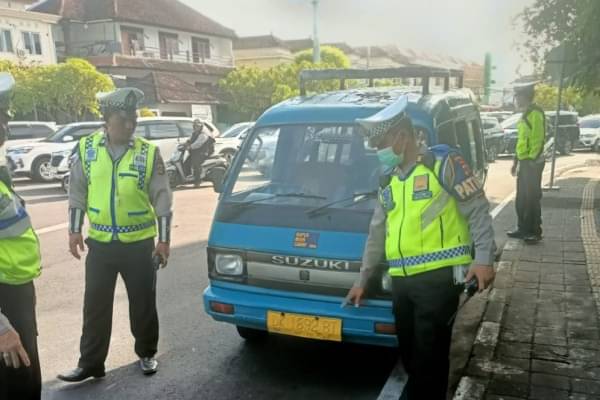 WNA Pengemudi Angkot Di Bali Ditilang Polisi