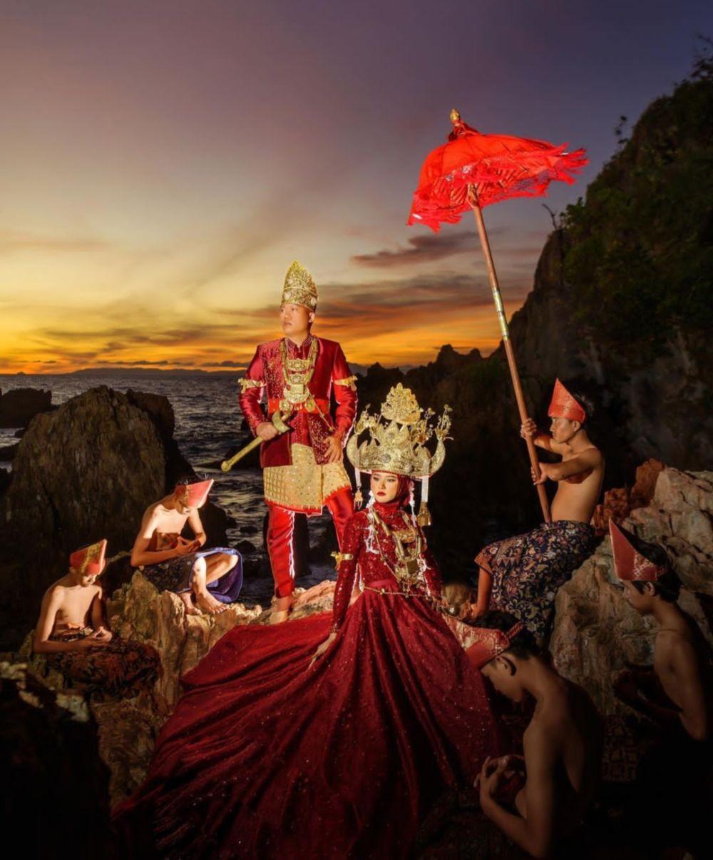 Inspirasi Foto Prewedding Konsep Baju Adat, Mewah dan Sakral