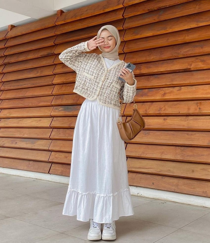 Ide OOTD Hijab Dress Dan Cardigan Kasual Nan Modis