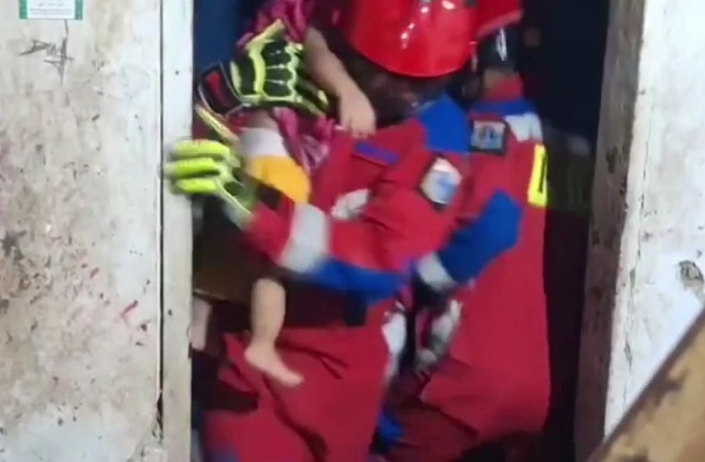 Viral Video Dramatis Damkar Selamatkan Bayi dari Ibu ODGJ