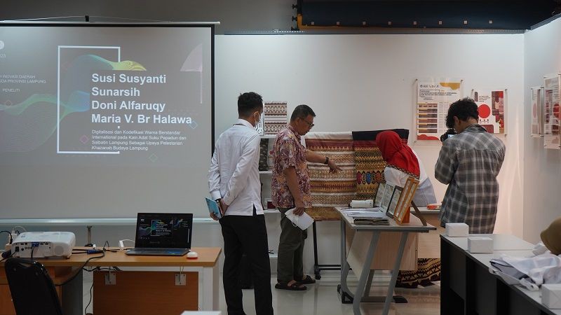 Dosen ITERA Teliti Kode Warna Kain Adat Lampung Standar Internasional