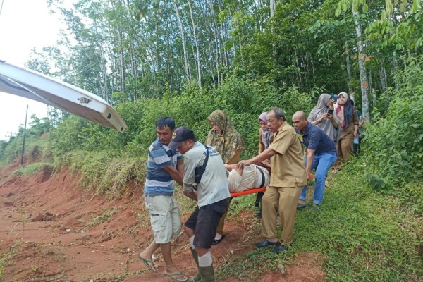 Aksi Heroik Aipda Diki Bantu Persalinan Wanita di Kebun Karet